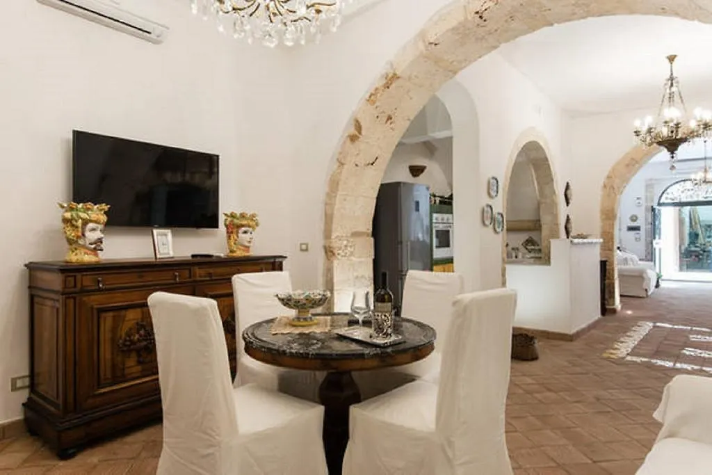 Villa Il Dammuso dei Sogni Syracuse 0*,  Italia